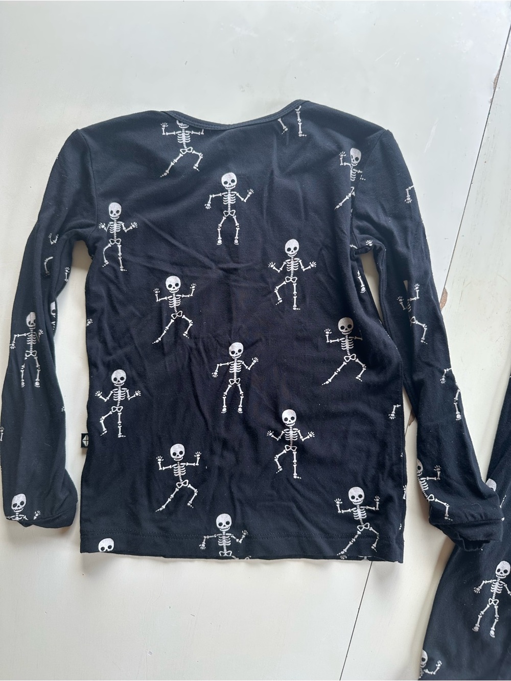 Kyte Baby long sleeve pajama set in dancing skeletons size 4T - Halloween - Picture 5 of 8